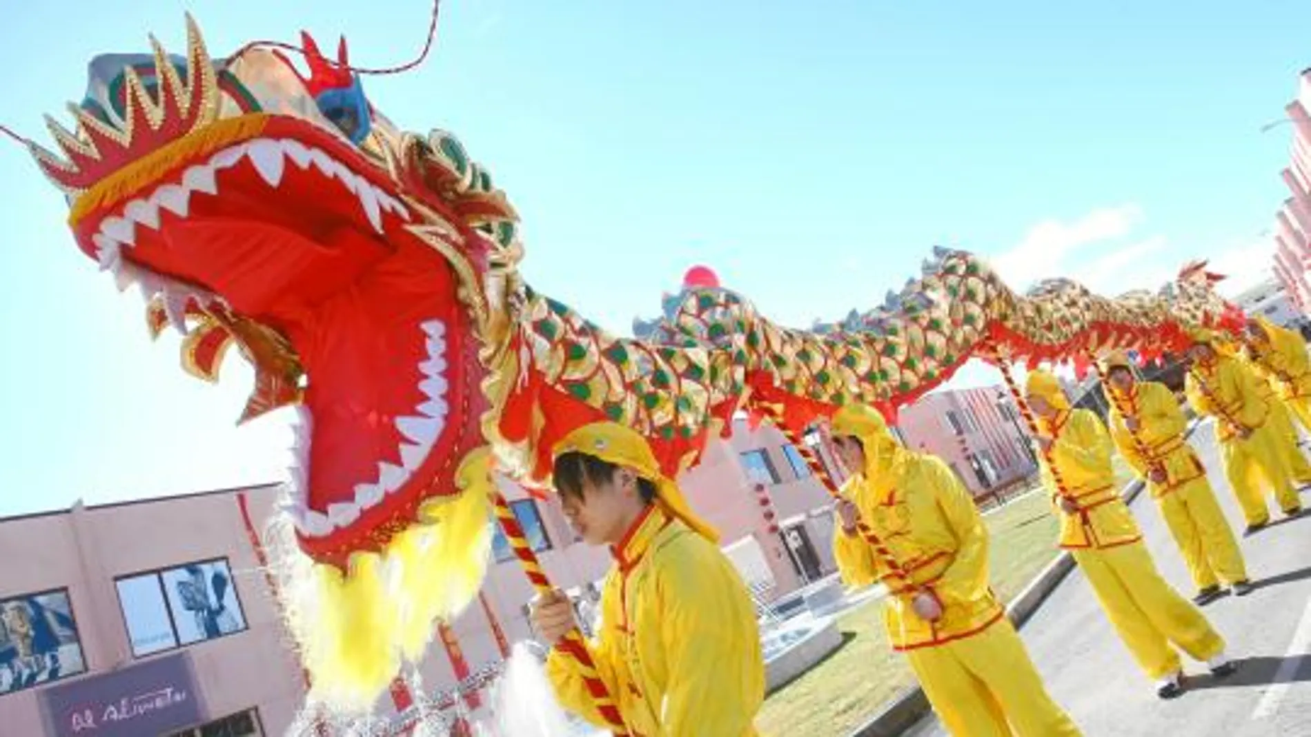 La inauguración de ayer se hizo al más puro estilo asiático con dragones, platillos y banderines rojos