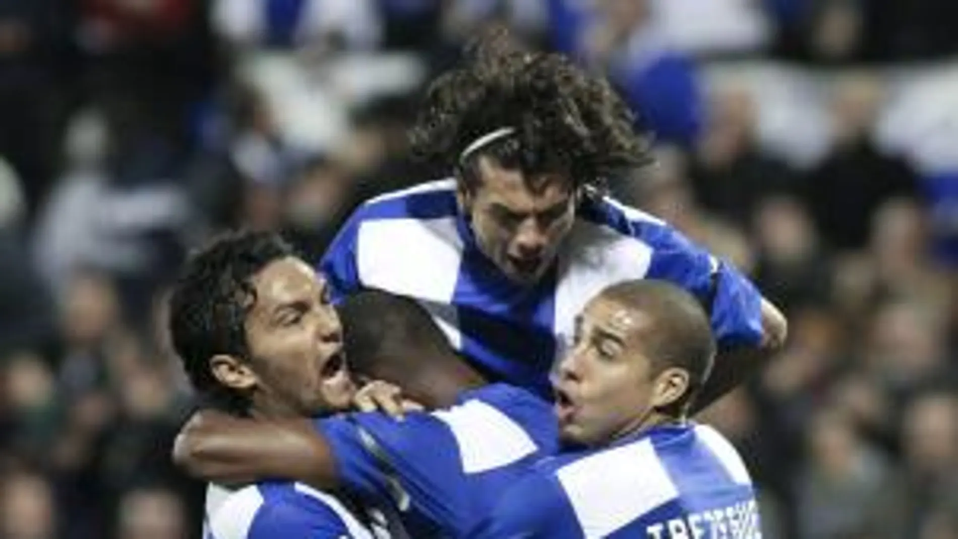 El delantero francés del Hércules Olivier Thomert (c), celebra con sus compañeros David Trezeguet (d), el colombiano Abel Aguilar (i) y el paraguayo Nelson Valdez, el gol que ha marcado al Atlético de Madrid