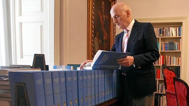 Entre sus libros. Anes, ayer, en su despacho, hojea la entrada de Enrique Eymar Fernández