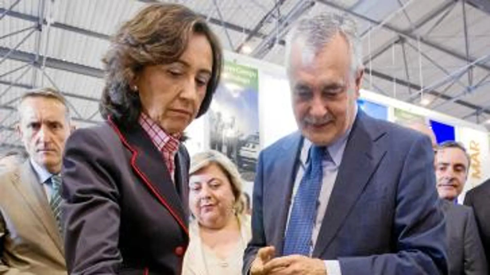 ¿LA SUSTITUTA? Griñán estuvo ayer junto a la ministra Rosa Aguilar, que para algunos podría ser la candidata del PSOE a la Junta en 2012