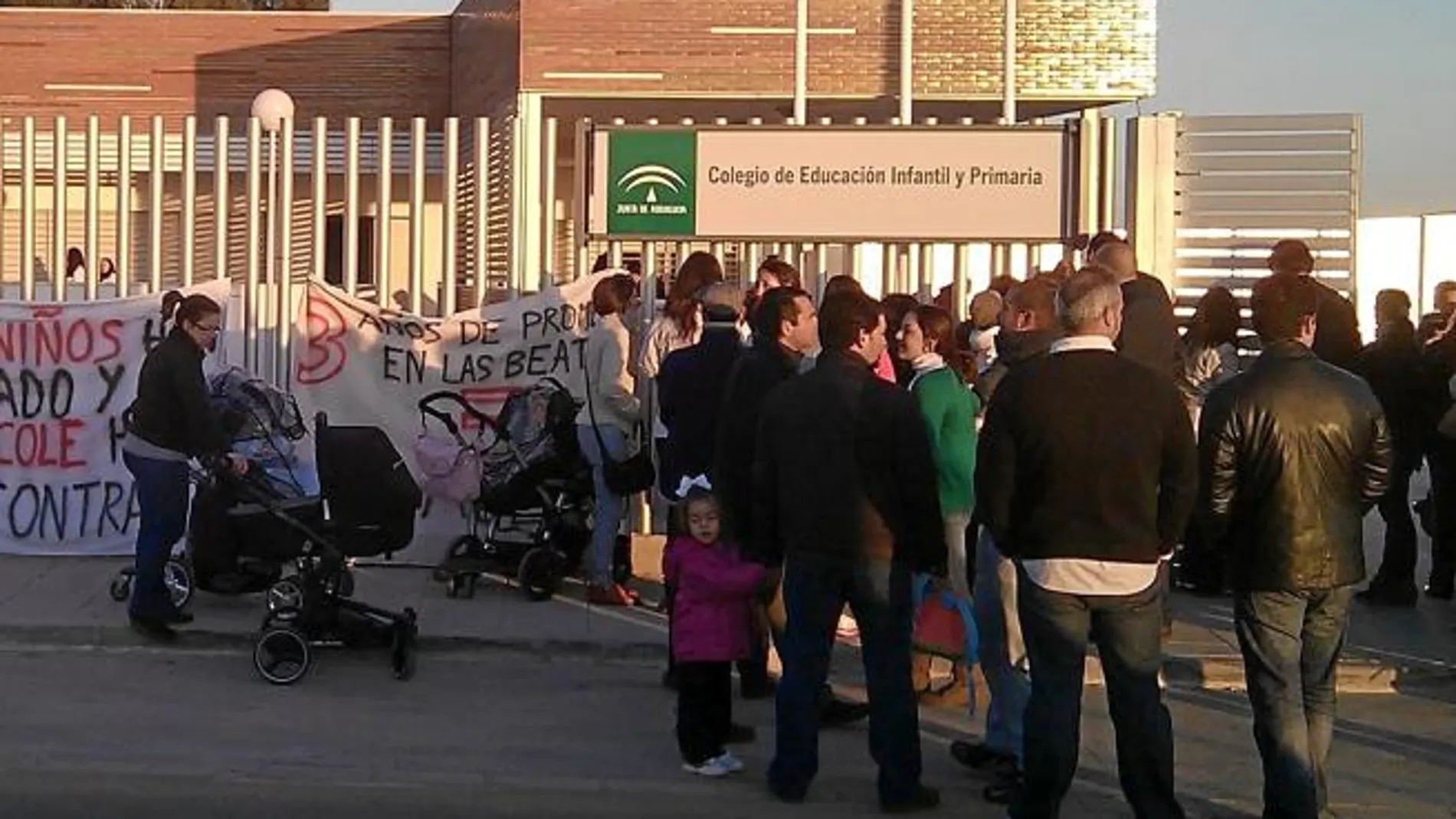 Padres protestan en Alcalá porque un colegio abre sin licencia de ocupación