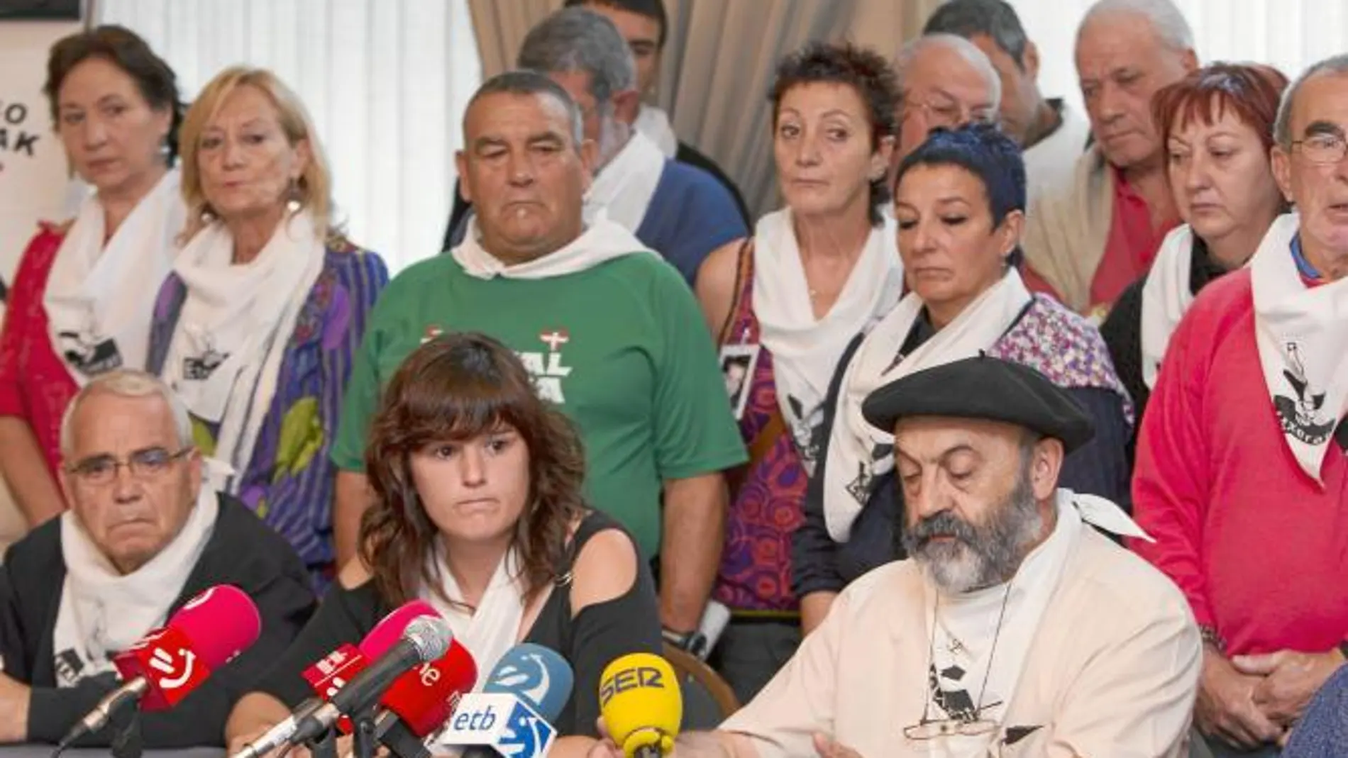 ETXERAT SE QUEJA: La asociación de familiares de presos de ETA denunció ayer que es objeto de una campaña de «hostigamiento».