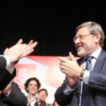 El secretario general del PSM, Tomás Gómez, realizó ayer la presentación oficial de Jaime Lissavetzky como candidato socialista para la capital en el Círculo de Bellas Artes