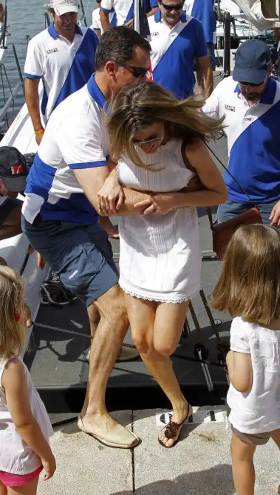 Doña Letizia y sus hijas animal a Don Felipe en la Copa del Rey de Vela