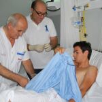 El novillero murciano es atendido por los médicos en su habitación