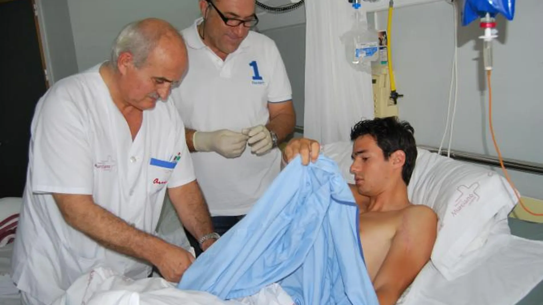 El novillero murciano es atendido por los médicos en su habitación