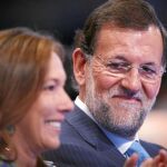 Rajoy observa a su mujer, Elvira, durante la sesión de cierre de la convención nacional del PP