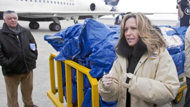La ministra de Asuntos Exteriores, Trinidad Jiménez, ayer en la base aérea de Torrejón de Ardoz (Madrid)