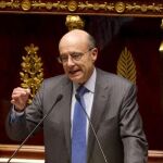 El ministro francés de Exteriores Alain Juppé se dirige a la cámara durante el debate sobre la intervención militar