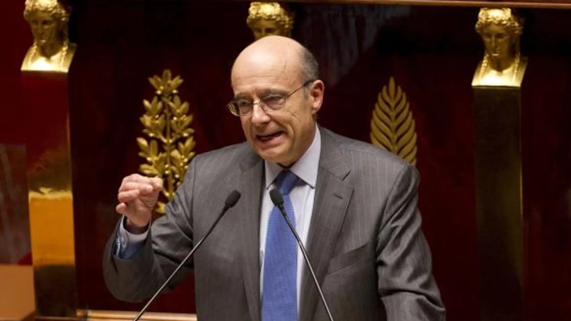 El ministro francés de Exteriores Alain Juppé se dirige a la cámara durante el debate sobre la intervención militar