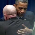Obama abraza a Mark Kelly, esposo de la congresista Gabrielle Giffordshoy
