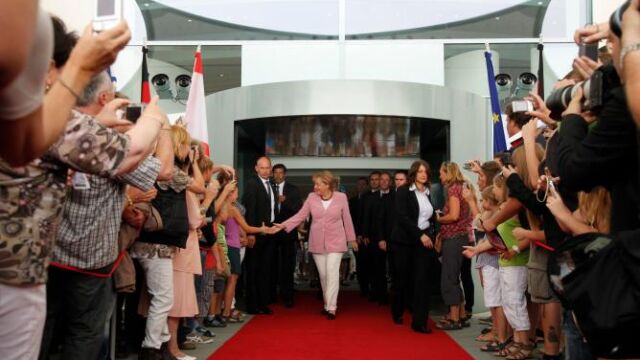 Lam canciller alemana, Angela Merkel, saluda a la gente congregada a la salida de la Cancillería en Berlín