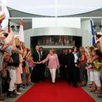 Lam canciller alemana, Angela Merkel, saluda a la gente congregada a la salida de la Cancillería en Berlín