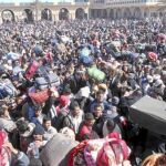 CRISIS HUMANITARIA. Refugiados egipcios esperan en la frontera tunecina de Ras el Jebir