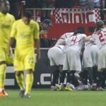 Los jugadores del Sevilla, celebran el segundo gol del equipo andaluz, durante el encuentro correspondiente a la vuelta del los cuartos de final de la Copa del Rey
