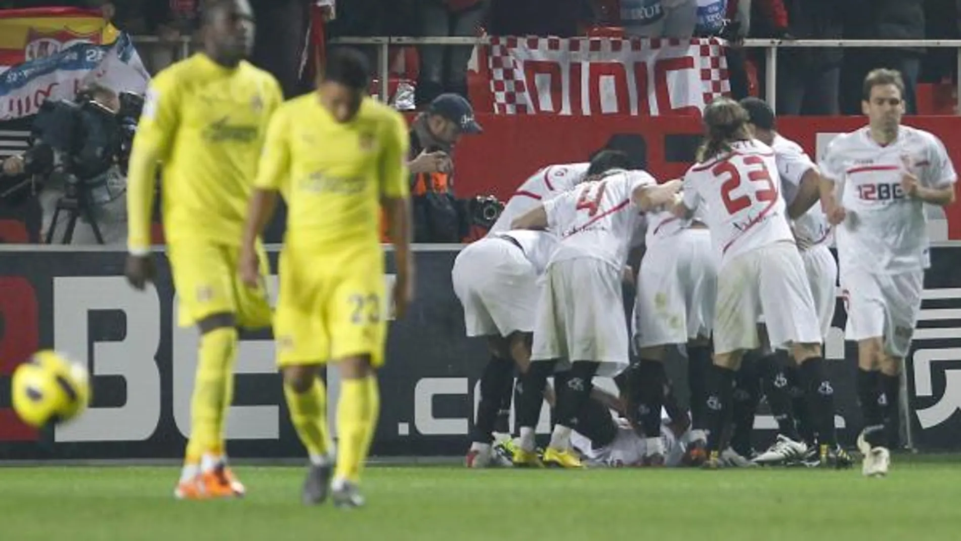Los jugadores del Sevilla, celebran el segundo gol del equipo andaluz, durante el encuentro correspondiente a la vuelta del los cuartos de final de la Copa del Rey