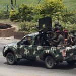 Fuerzas leales al presidente saliente Laurent Gbagbo patrullan una calle de Abiyán