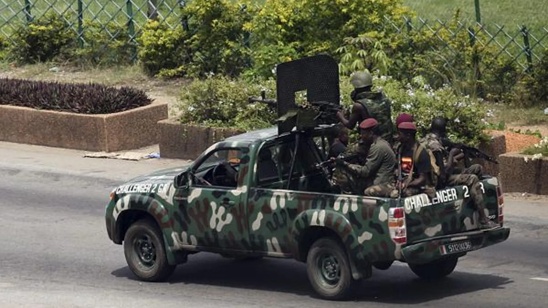 Fuerzas leales al presidente saliente Laurent Gbagbo patrullan una calle de Abiyán