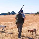 Cazadores con sus perros en la provincia de Zamora en el inicio de la veda el pasado año
