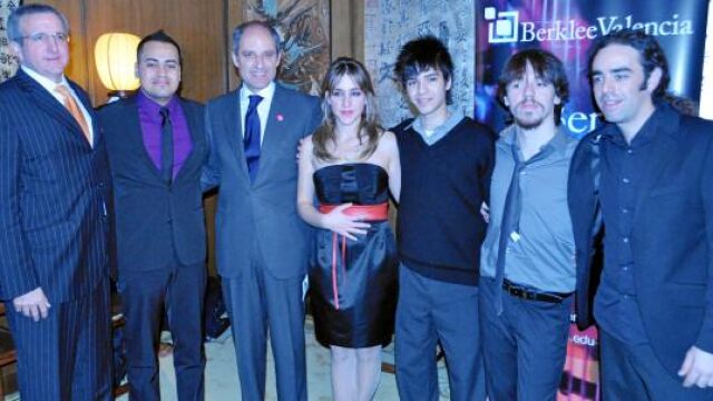 El presidente de la Generalitat junto a algunos de los asistentes al acto