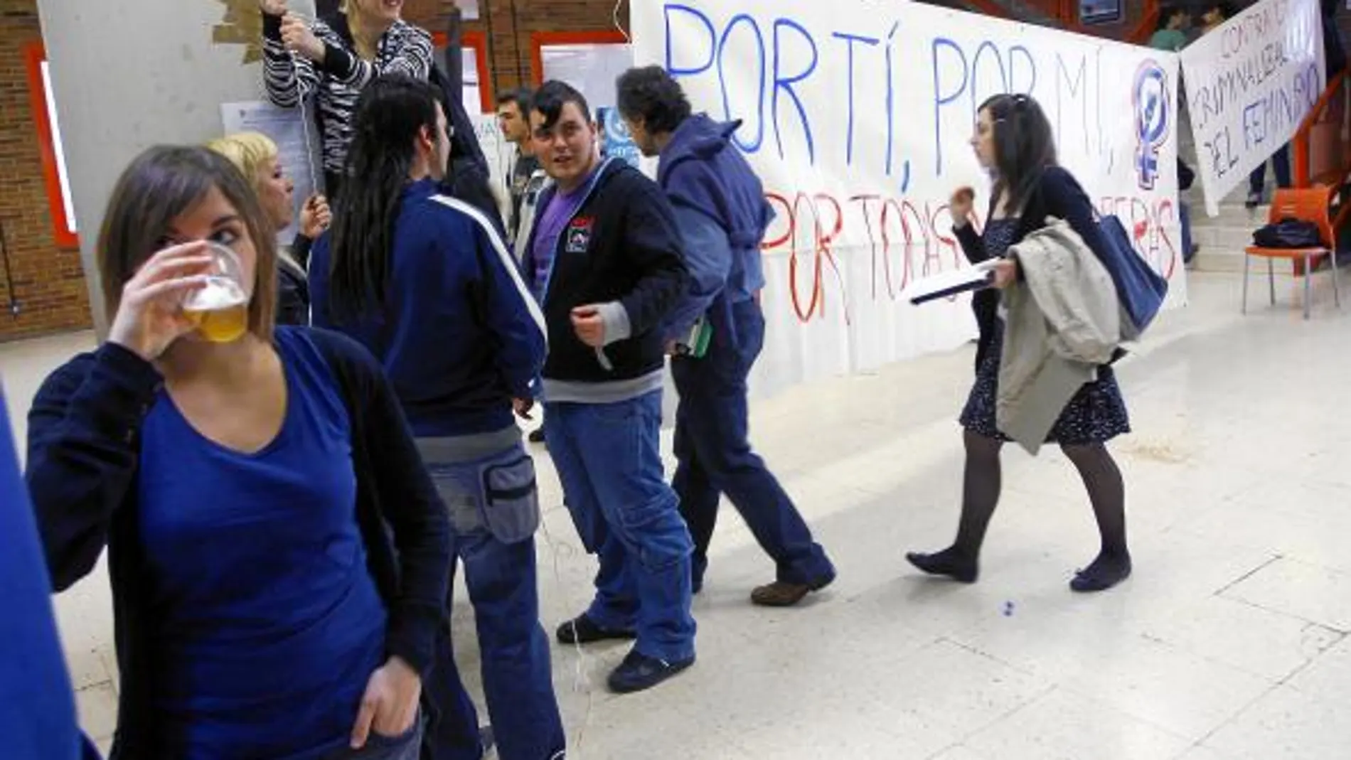 Minutos antes de la misa, los ánimos estaban caldeados. Una joven que acudió a la capilla relataba cómo la asociación Contrapoder, en un acto convocado para reivindicar el feminismo, se reunió en Somosaguas.