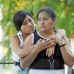 Una mujer y su hija se abrazan a la salida del centro cívico Frederic Montpou de Castelldefels, donde acudían los familiares de las víctimas