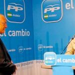 Jaime Raynaud compareció ayer en rueda de prensa junto a Patricia Navarro en la sede regional del PP-A