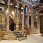 Sacerdotes cristianos ortodoxos rezan en el interior de la iglesia del Santo Sepulcro en Jerusalén