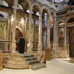 Sacerdotes cristianos ortodoxos rezan en el interior de la iglesia del Santo Sepulcro en Jerusalén