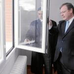 El consejero de Fomento, Antonio Silván, visita unas viviendas protegidas en Arcos de Jalón (Soria)