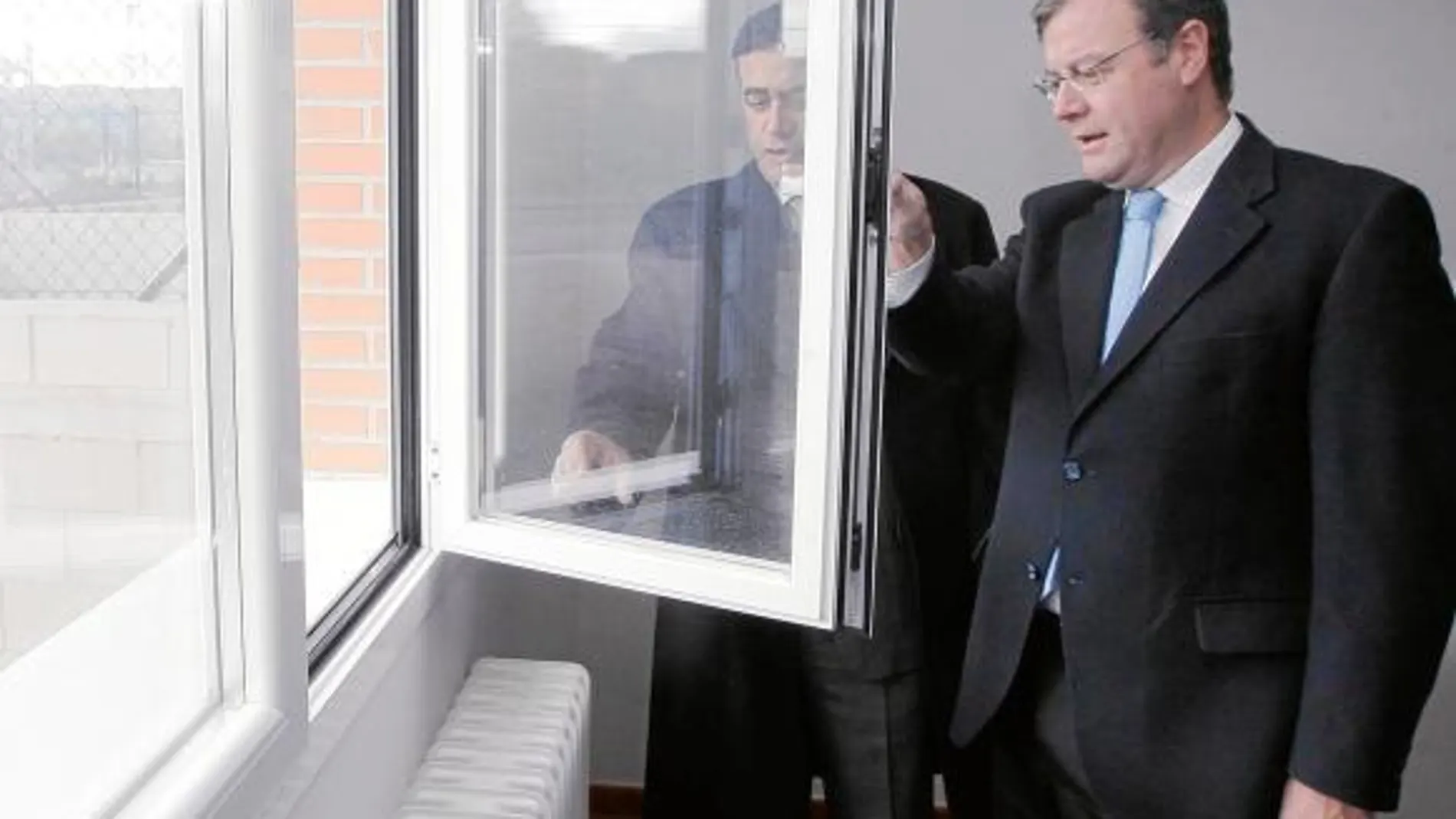 El consejero de Fomento, Antonio Silván, visita unas viviendas protegidas en Arcos de Jalón (Soria)