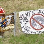 Dos espectadores colocan una pancarta a favor de Pedrosa y otra en contra de Marco Simoncelli ayer en el circuito de Montmeló