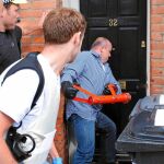 Un policía fuerza la puerta de la vivienda de un saqueador, ayer, en Londres