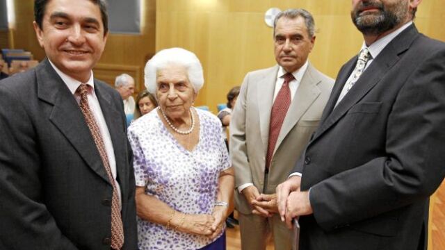 Calvo Sotelo acompañada de sus dos hijos y del director del documental, Alfonso Bullón de Mendoza.