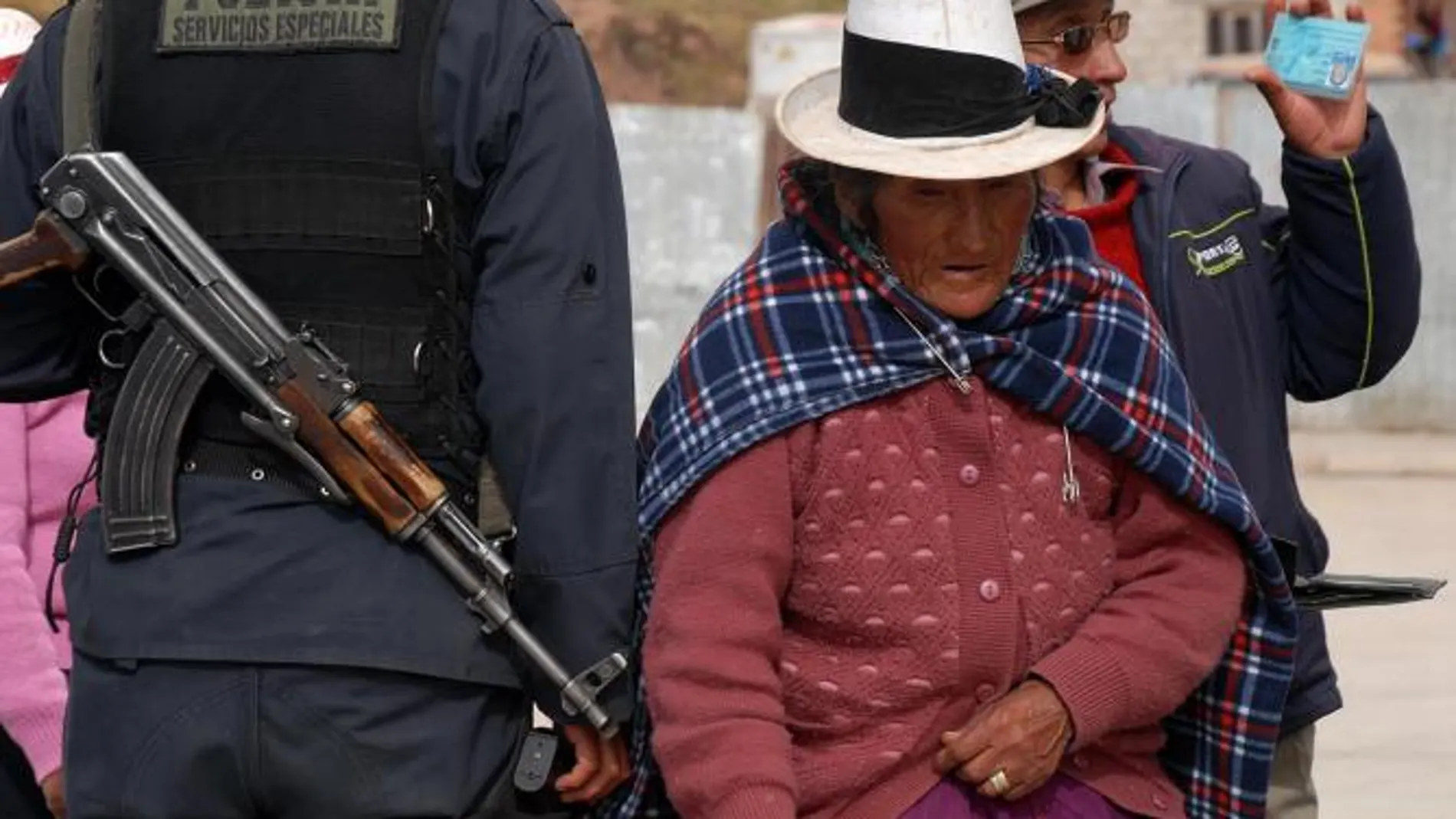 Campesinos de la comunidad minera de Huayllay, en el departamento de Cerro de Pasco, en la sierra central de Perú, acuden a votar