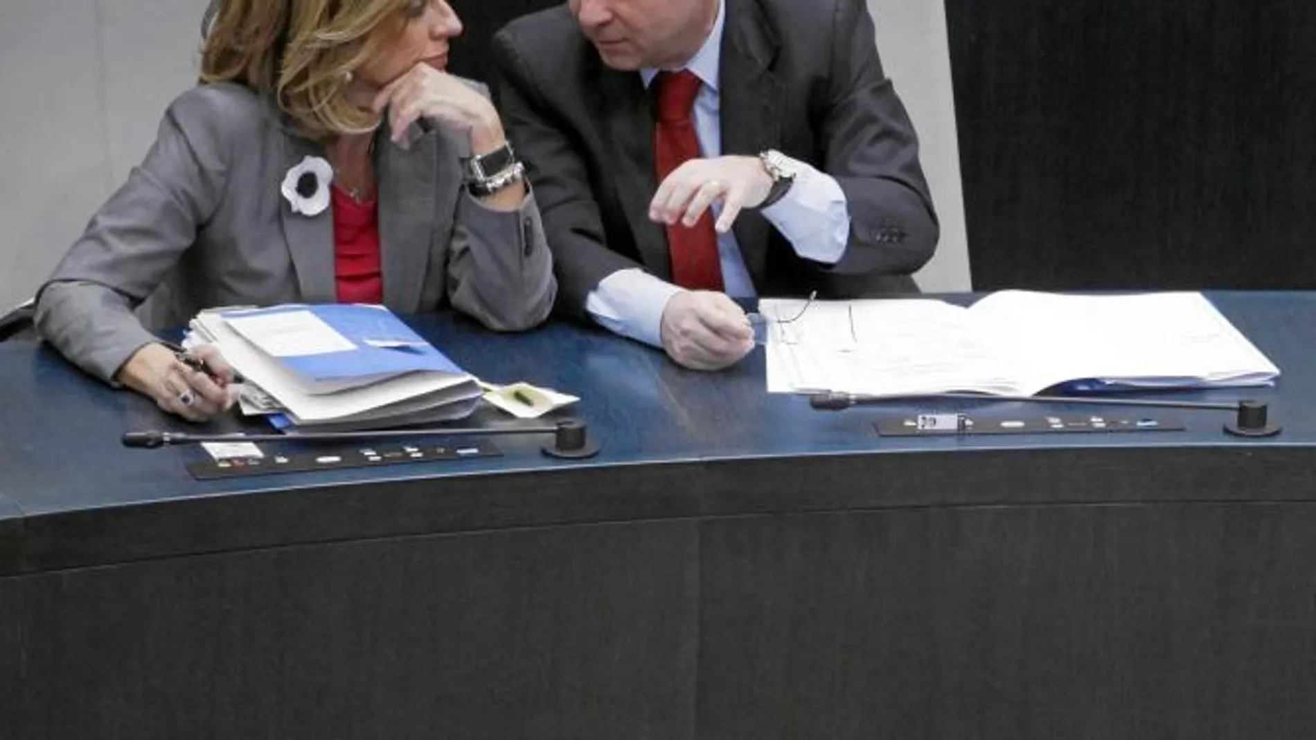 Tanto el vicealcalde, como la segunda teniente de alcalde evitaron hacer comentarios sobre el futuro de la corporación municipal. Cobo se limitó a anunciar la renuncia de Gallardón y la convocatoria del Pleno de investidura