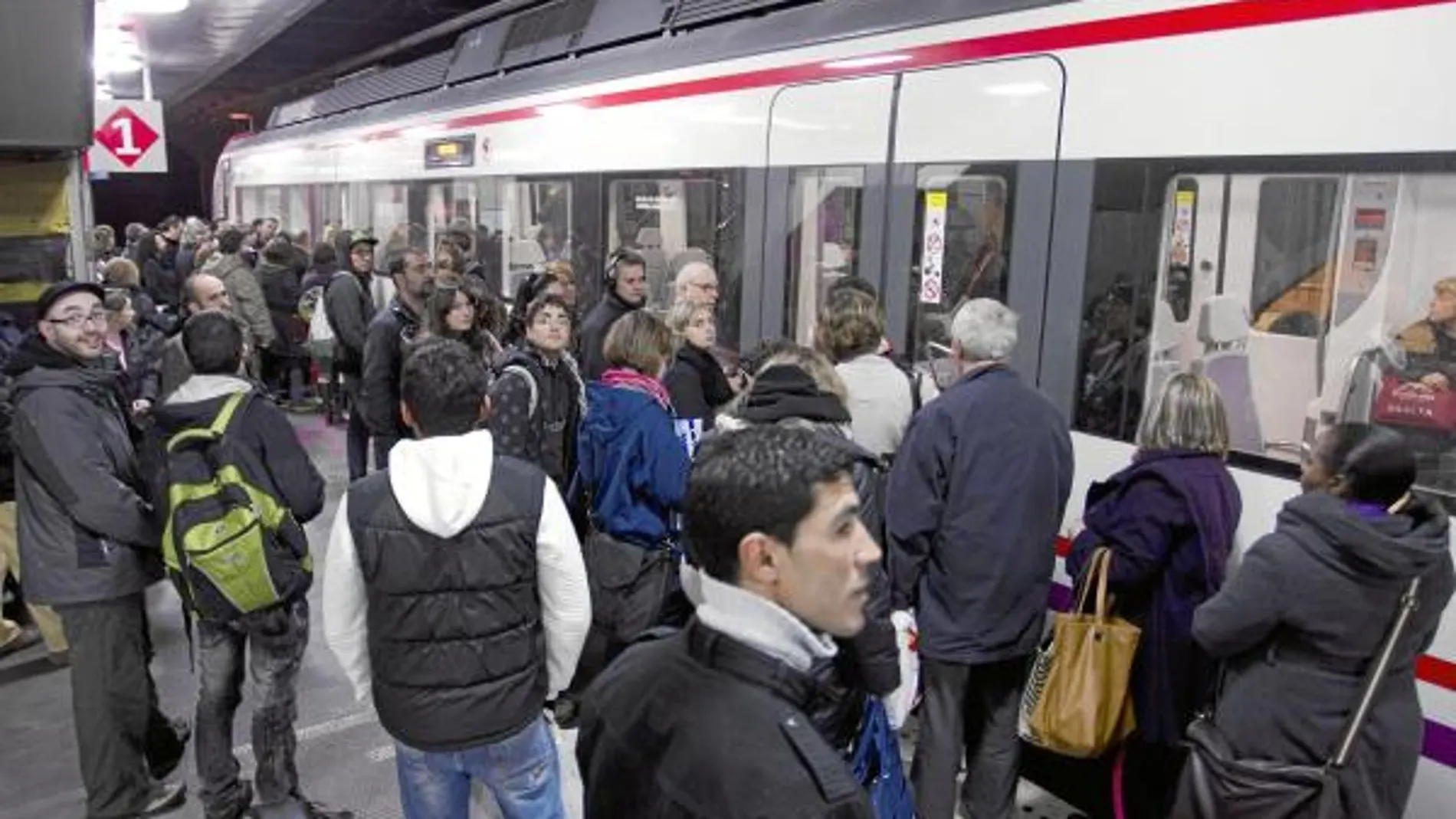 Los usuarios sufrieron ayer los retrasos generalizados por culpa del paro encubierto de los maquinistas