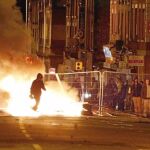 Un hombre camina junto a una barricada en Liverpool a primera hora de ayer
