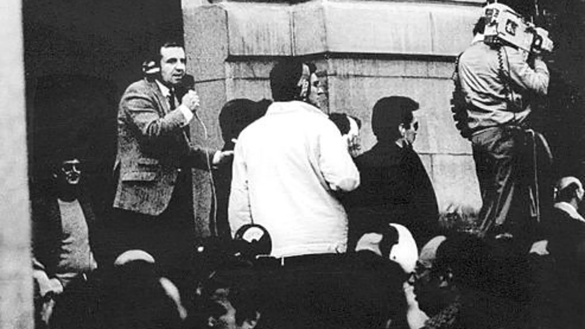 José María García y otros periodistas, en la puerta del Congreso el 23-F