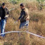 Dos agentes de la policía científica, investigaban ayer la zona del suceso