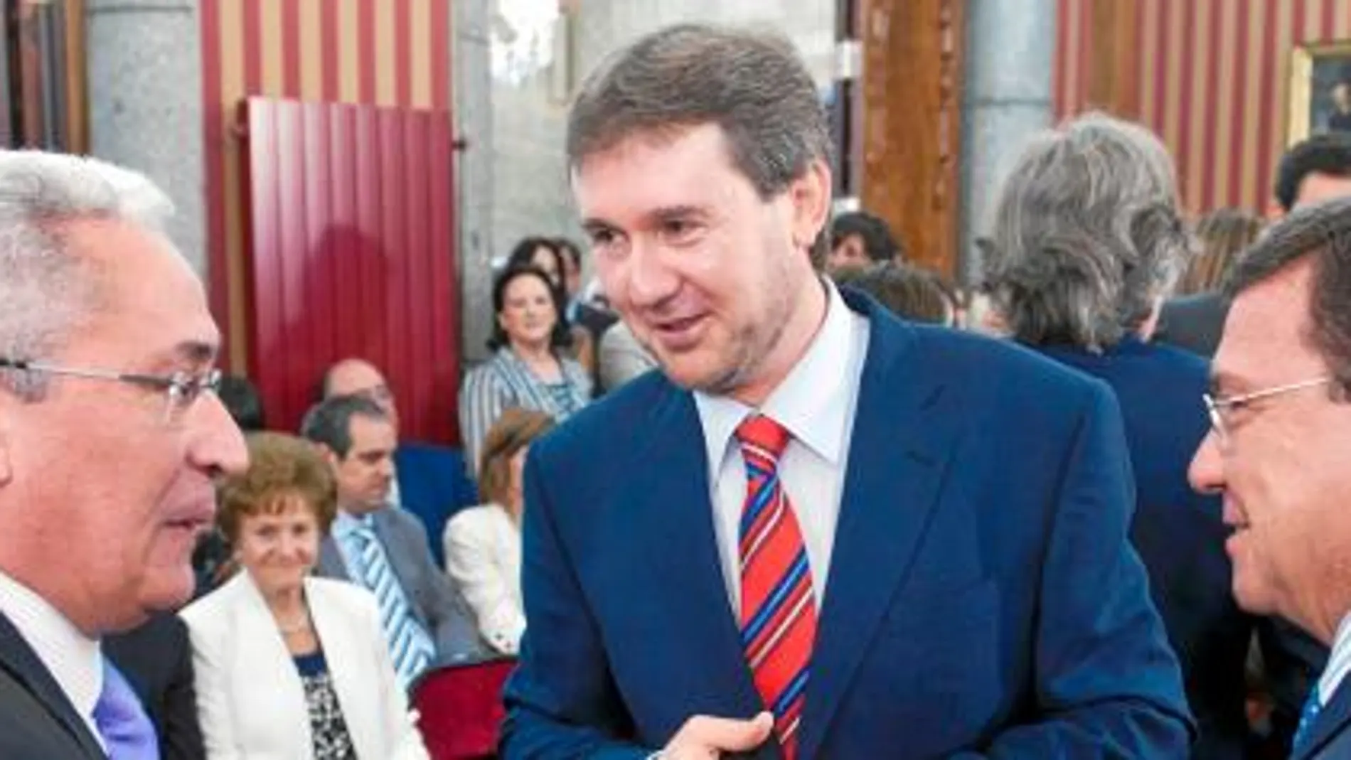 Javier Lacalle dialoga con Juan Carlos Aparicio y César Rico, momentos antes de convertirse en el nuevo alcalde de Burgos