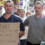 El ladrón, con el cartel (Foto The Sun)