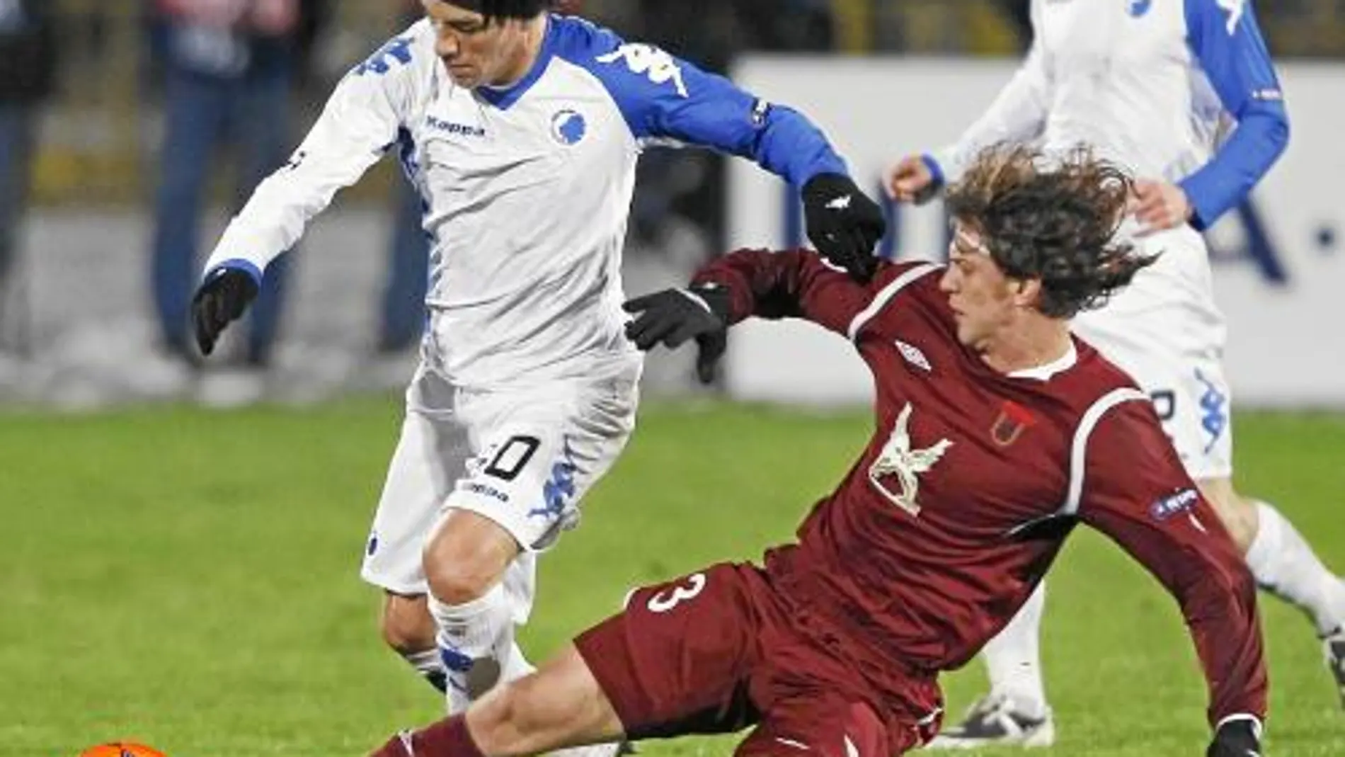 Bolaños pelea un balón en el partido disputado ayer entre el Rubin Kazan y el Copenhague, en el que el equipo ruso venció 1-0 de penalti