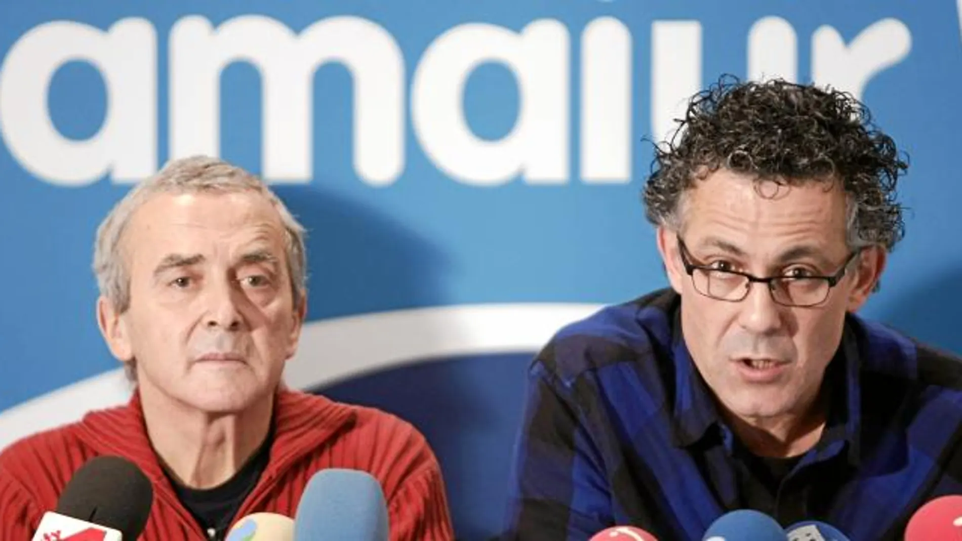 Los diputados de Amaiur Sabino Cuadra y Xabier Mikel Errekondo, durante la rueda de prensa que ofrecieron ayer en Pamplona