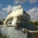 COMO EN IRAK. Los manifestantes tumbaron ayer la estatua del padre de Bachar al Asad, en Qamishli