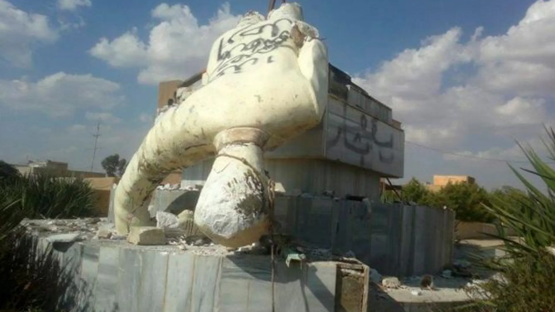 COMO EN IRAK. Los manifestantes tumbaron ayer la estatua del padre de Bachar al Asad, en Qamishli