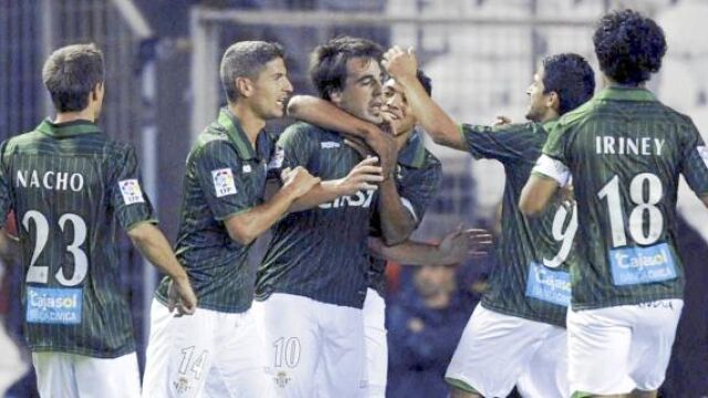 Varios jugadores celebran un gol contra el Athletic