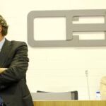 El presidente de la CEOE, Juan Rosell, junto al vicepresidente Arturo Fernández antes de dar comienzo la Asamblea General de la CEOE