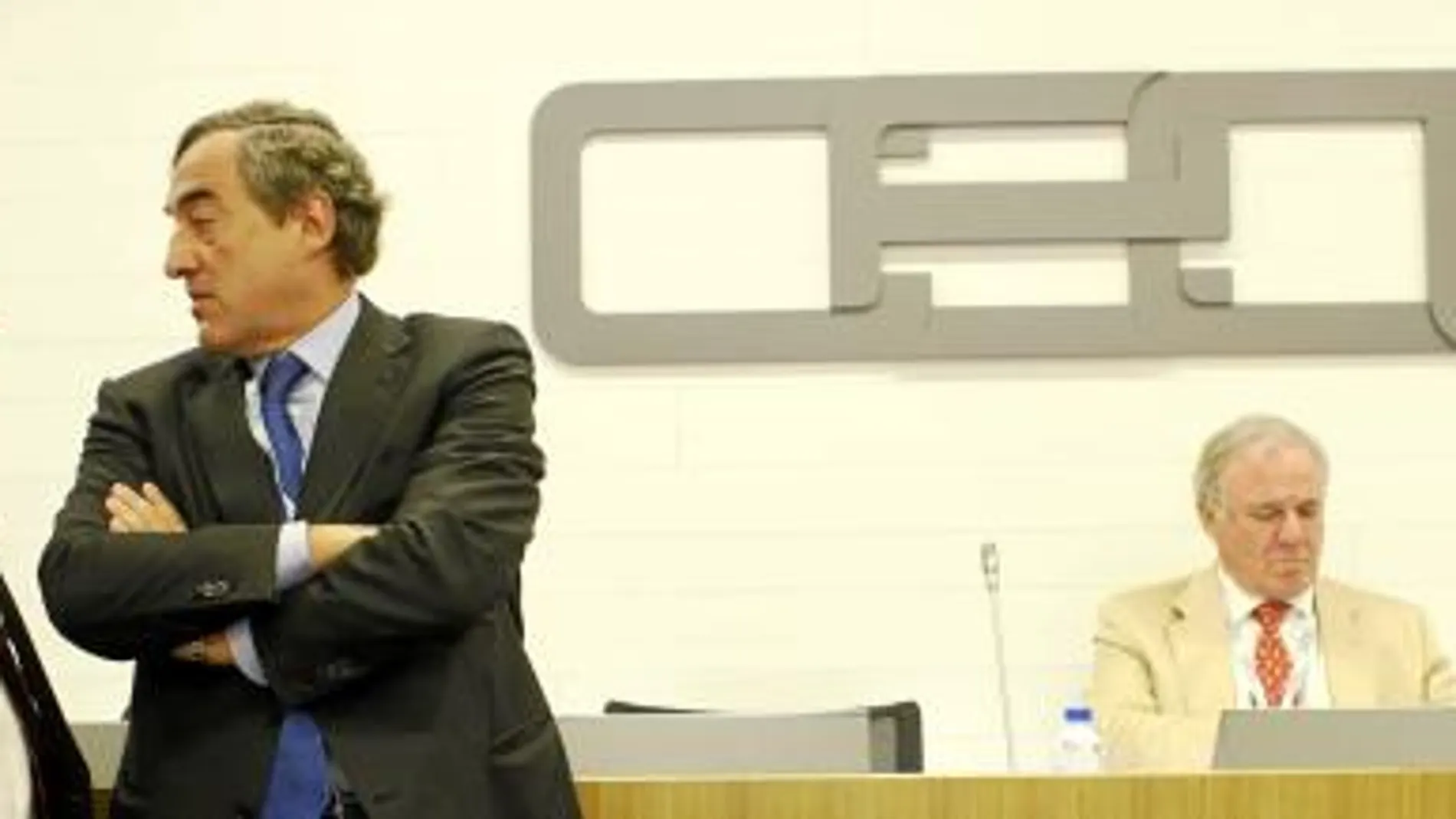 El presidente de la CEOE, Juan Rosell, junto al vicepresidente Arturo Fernández antes de dar comienzo la Asamblea General de la CEOE
