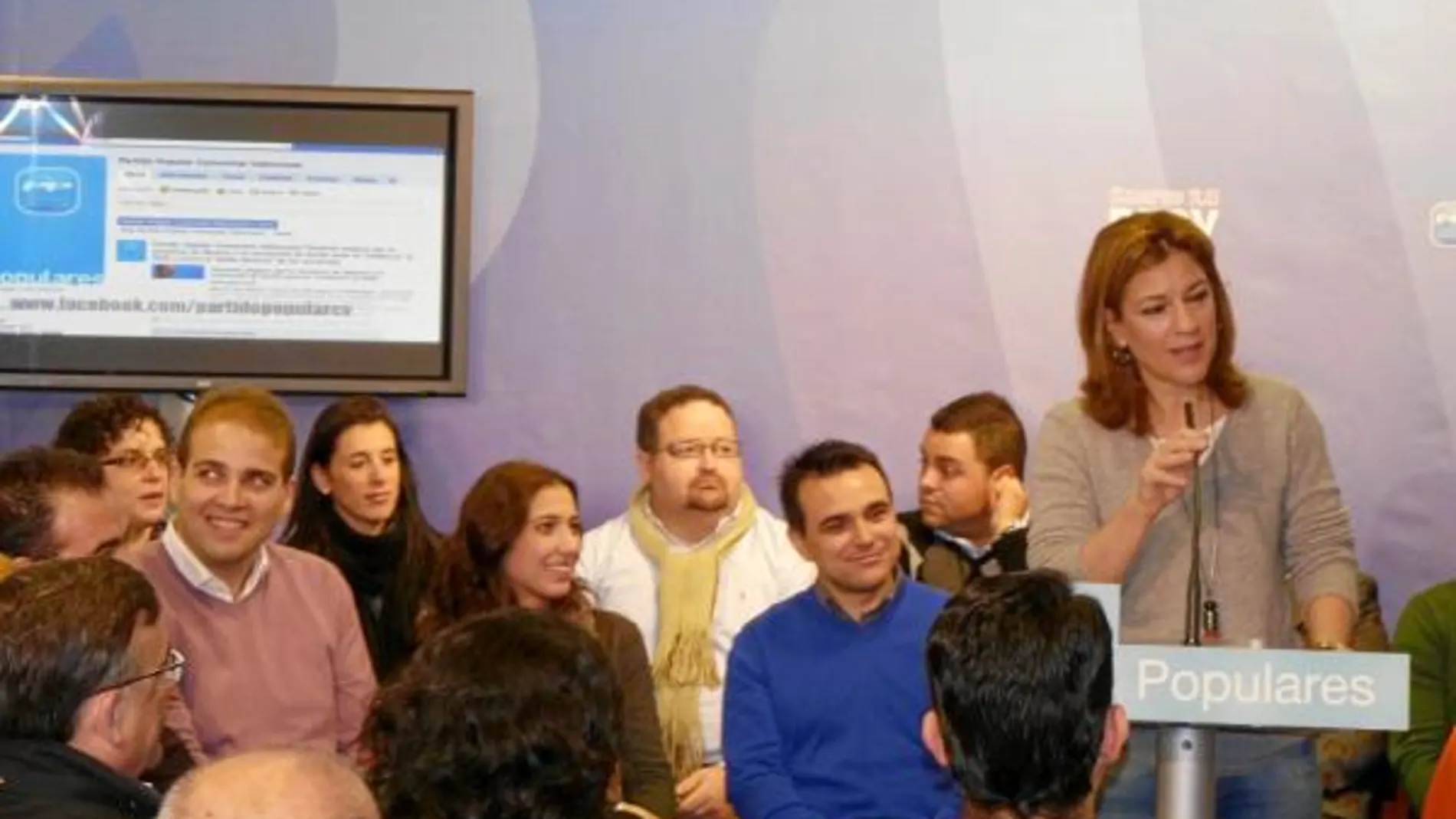 Paula Sánchez de León dirigiéndose a los voluntarios